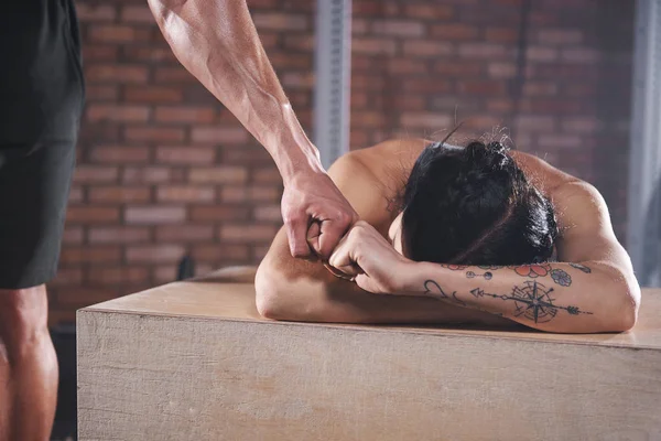 Athletes giving fist bump at gym — Stock Photo, Image