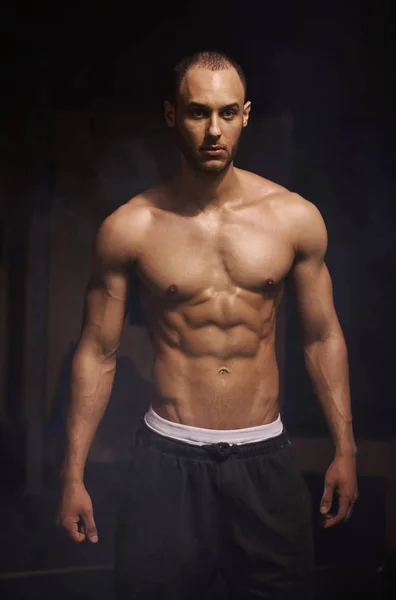 Hombre preparado para la sesión de gimnasio — Foto de Stock