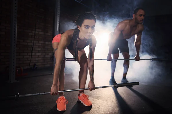 Cuplu de formare cu baruri de fitness la sala de sport — Fotografie, imagine de stoc