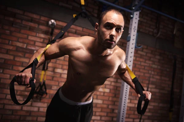 Male athlete working with resistance bands — Stock Photo, Image