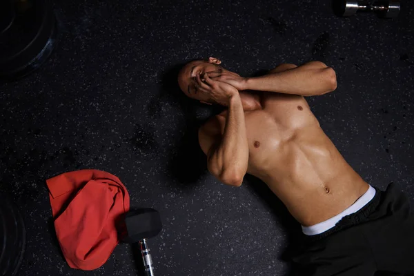 Atleta masculino agotado acostado en el suelo — Foto de Stock