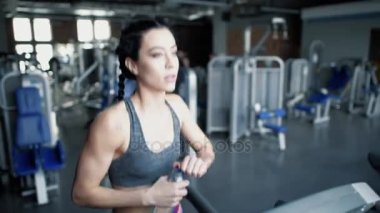 Sportif kadın spor salonunda koşu bandı üzerinde çalışan