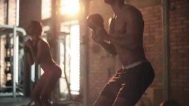 Çift kettlebells vasıl jimnastik salonu ile ağız kavgası yapıyor