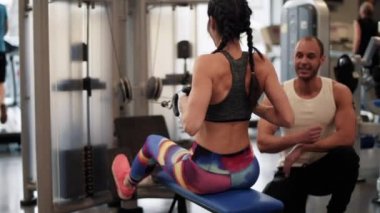 Kadın kürek makine üzerinde yardım eğitmeni 