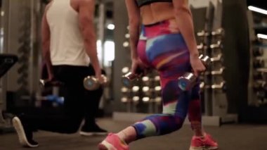 Dambıl ile egzersiz orta yetişkin çift 