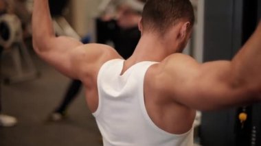 Germe tekrarlama yapan sportif erkek 