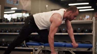 Kaslı adam bankta halter kaldırma