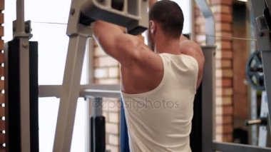 Adam spor salonunda egzersiz makinedeki