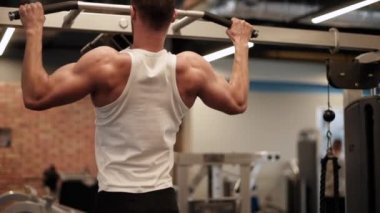 Çene yapan erkek spor salonunda ups 