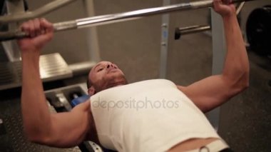 Barbell ile eğitim genç atlet