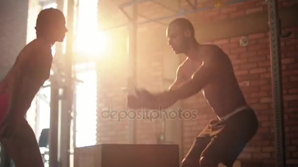 Entrenamiento de pareja en caja de salto en el gimnasio — Vídeos de Stock