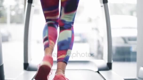 Koşu bandında koşan kadın — Stok video