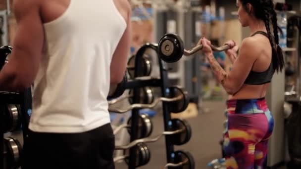 运动对夫妇在健身房举杠铃 — 图库视频影像