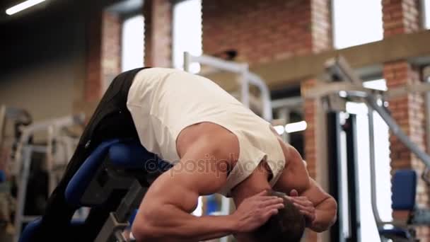 Человек тренирует мышцы живота — стоковое видео