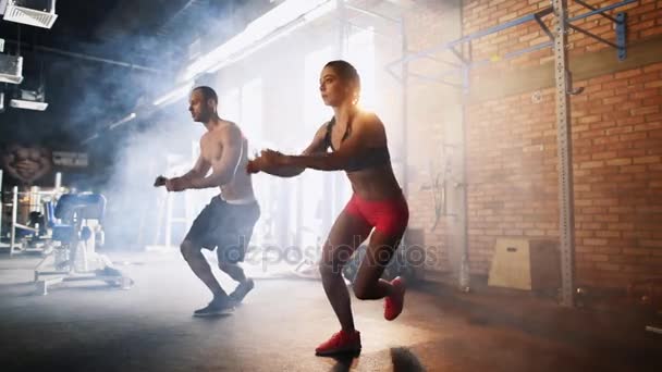 CrossFit vasıl jimnastik salonu iş Çift — Stok video