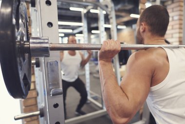 Arkadan görünüşü deadlifts yapan erkek 