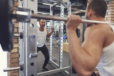 Barbell ile çalışma dışarı motive genç atlet