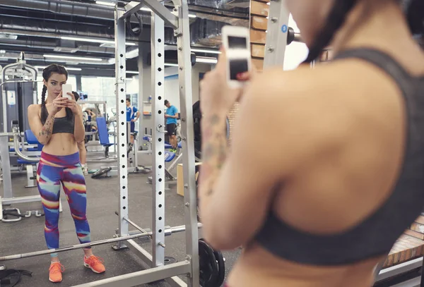 Sportlerin macht Selfie im Fitnessclub — Stockfoto