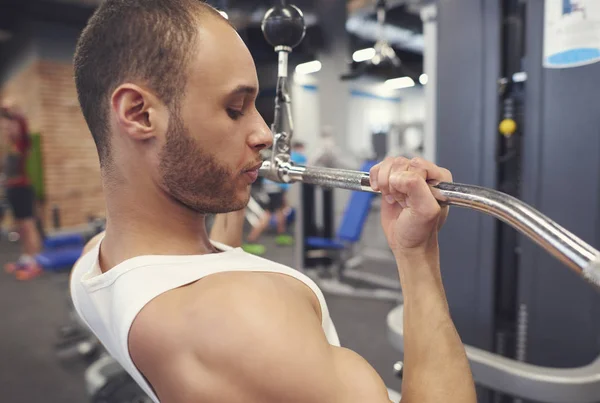 Partes fuertes del bíceps del entrenamiento del atleta — Foto de Stock