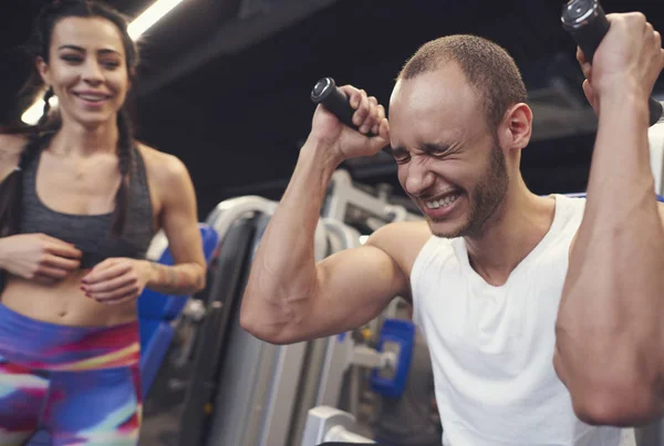 Ejercicio desafíos entre pareja en forma — Foto de Stock