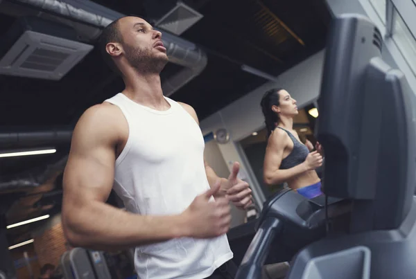 İki sporcu düşük açılı görünüş — Stok fotoğraf