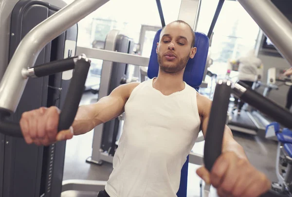 Pareja descansando en el gimnasio — Foto de Stock