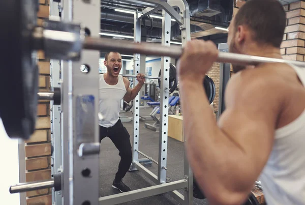 Atleta joven motivado haciendo ejercicio con barra — Foto de Stock