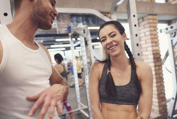 Dos deportistas descansando en el gimnasio —  Fotos de Stock