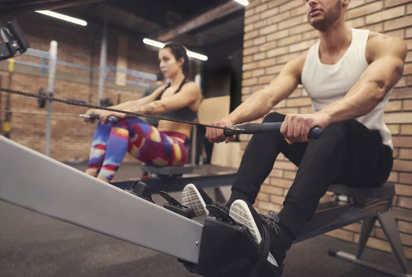 Пара тренирующихся по кроссфиту в спортзале — стоковое фото