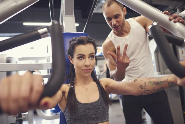 Osobní trenér s ženou ve fitness centru — Stock fotografie