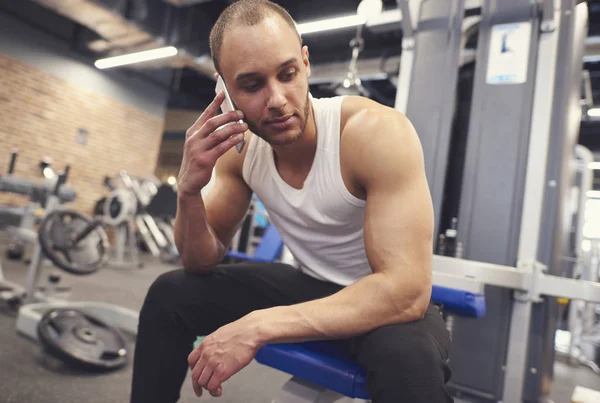 Hombre atleta teniendo una llamada sobre el entrenamiento — Foto de Stock