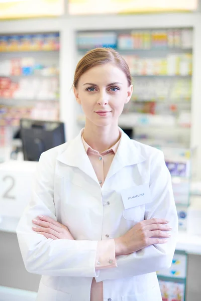 Retrato de farmacêutico feminino confiante — Fotografia de Stock