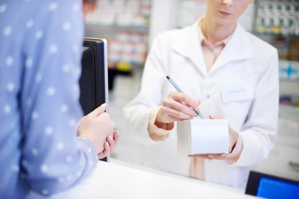 Dosis de escritura del farmacéutico en la caja del medicamento — Foto de Stock