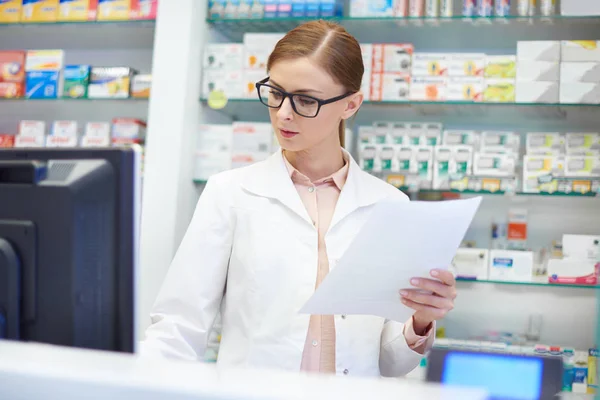 Vista frontal del farmacéutico que trabaja en la farmacia — Foto de Stock