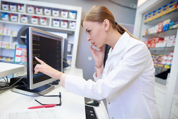 Farmacéutica buscando asesoramiento en línea — Foto de Stock