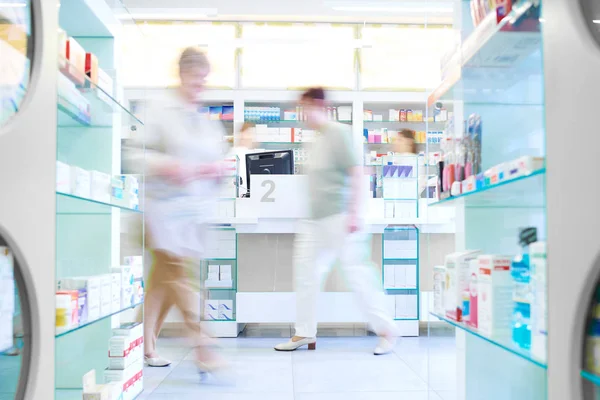 Rozostřeného obrázek zákazníků nakupovat v lékárně — Stock fotografie