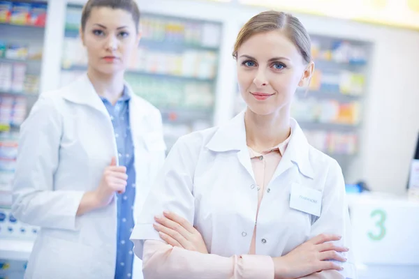 两个女药剂师在药店买药 — 图库照片