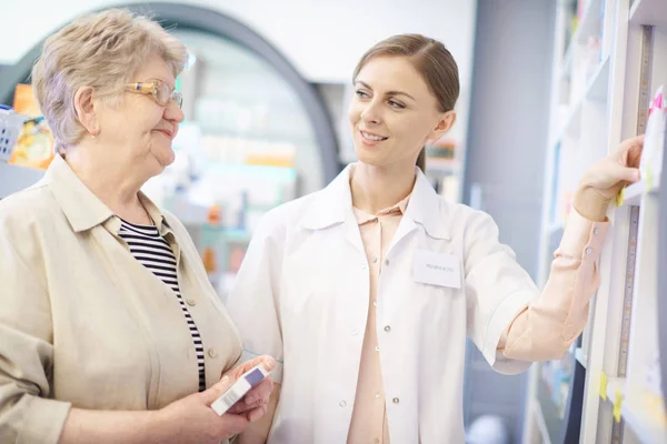 Farmacista prendersi cura della salute della donna matura — Foto Stock