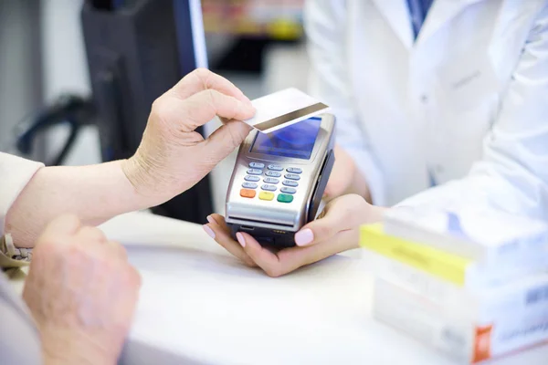 Primer plano del pago sin contacto en la farmacia — Foto de Stock