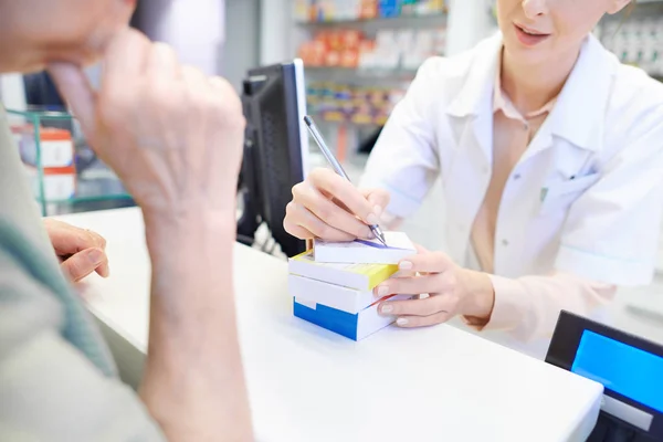 Apotheker beantwoorden van vragen voor klant — Stockfoto