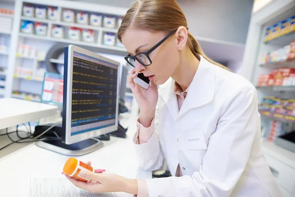 Farmacista femminile consigliare dalla telefonata — Foto Stock