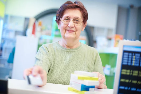 Усміхнений старший клієнт в аптеці — стокове фото