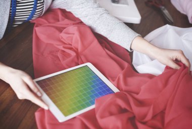 Moda Tasarımcısı Tekstil eşleşmesi 