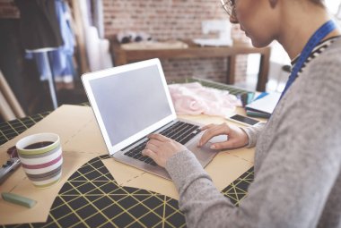 Yeni eğilimleri laptop yanında araştırma terzi 