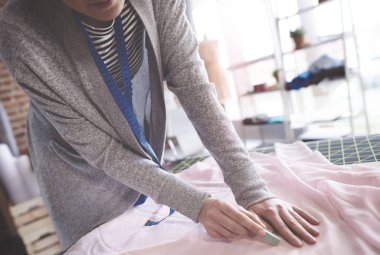 Yaratıcı moda tasarımcısı tebeşirlenme anahat