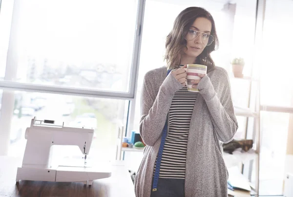 Artesana tomando café en su taller — Foto de Stock