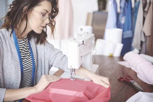 Geschoolde jonge tailor naaien op machine — Stockfoto