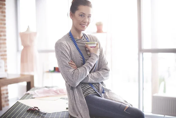 Retrato del dueño de una pequeña empresa con café — Foto de Stock