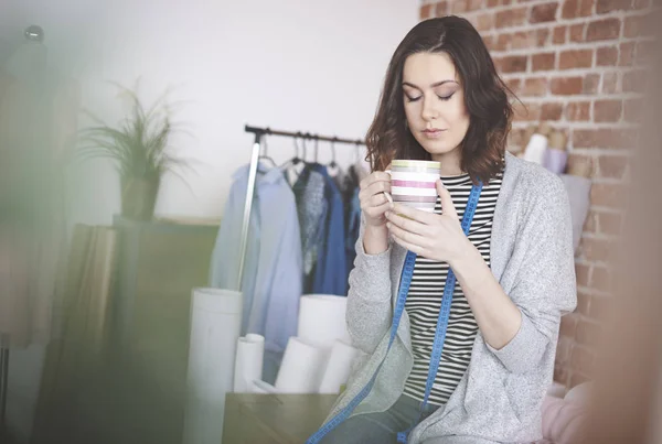 Tailleur faire une pause café à son atelier — Photo