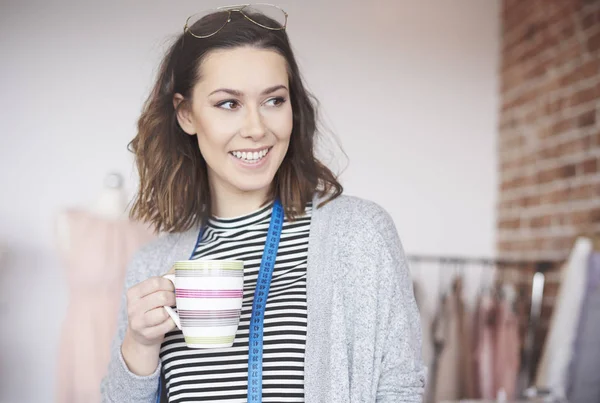 Diseñadora de moda femenina con taza de café — Foto de Stock